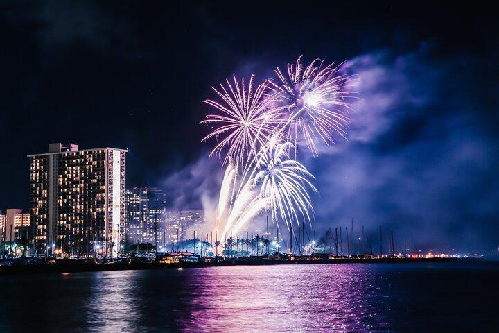 Waikiki: 2 hours - Friday Night Fireworks Catamaran Cruise