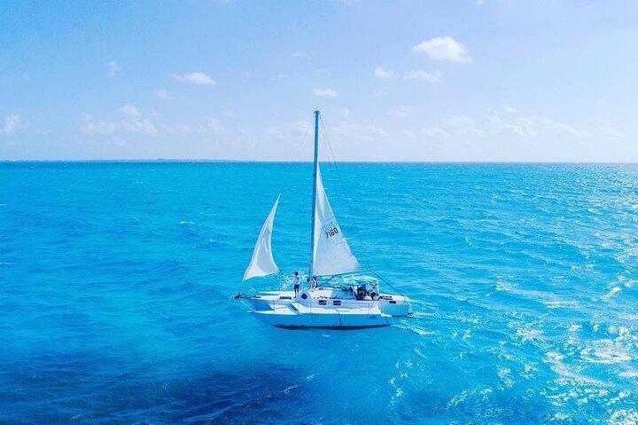 Isla Mujeres-tour in privécatamaran met snorkel en lunch