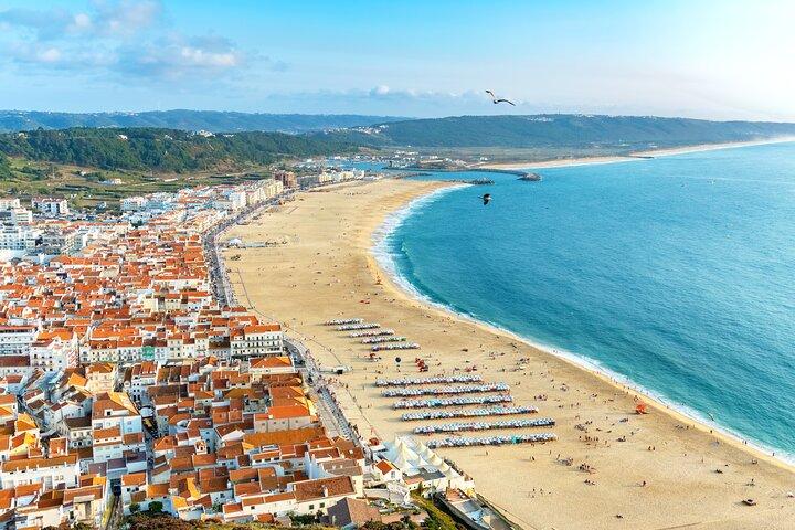 Transfer Tour Porto/Lissabon met 2 haltes opties Óbidos, Nazaré, Fátima, Coimbra