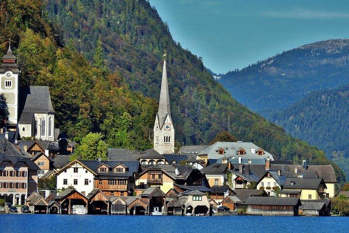 Tour di un'intera giornata in minivan da Salisburgo a Hallstatt con 5 dita, laghi e montagne