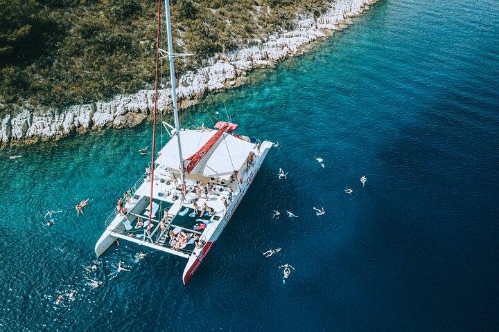 Cruzeiro de catamarã de dia inteiro para as ilhas Hvar e Pakleni com comida e bebidas gratuitas