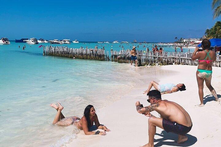 Catamaran privé à Isla Mujeres : Snorkel, Party & Beach Club