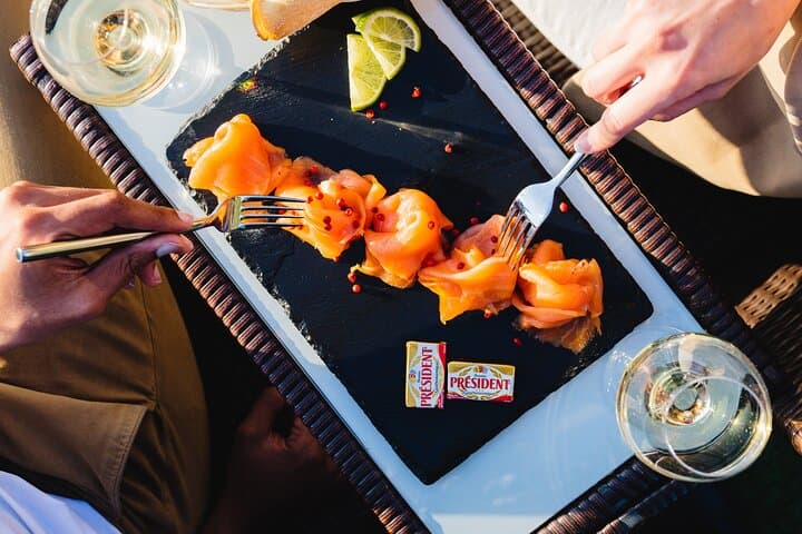 Seine River Dinner Cruise with Live Singer by VIP Yacht de Paris