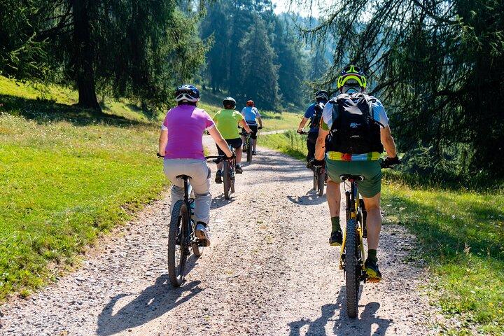 E-Mountain Bike Alta Badia-Dolomitesでのプライベートガイド付き1日