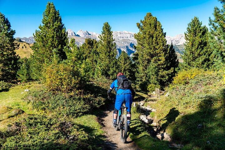 E-Mountain Bike Alta Badia-Dolomitesでのプライベートガイド付き1日