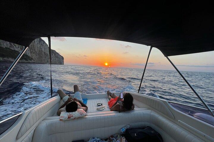 Crociera al tramonto a Capri, con Prosecco, Faraglioni e soste