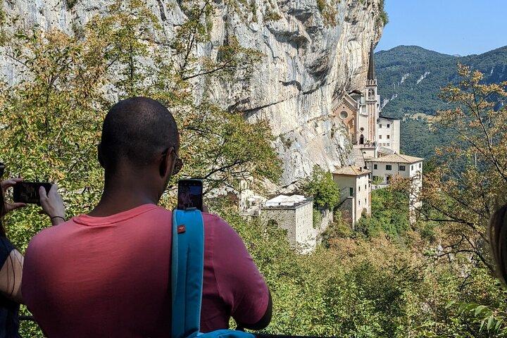 Von Verona : Wallfahrtskirche Madonna Della Corona und Sirmione Tour
