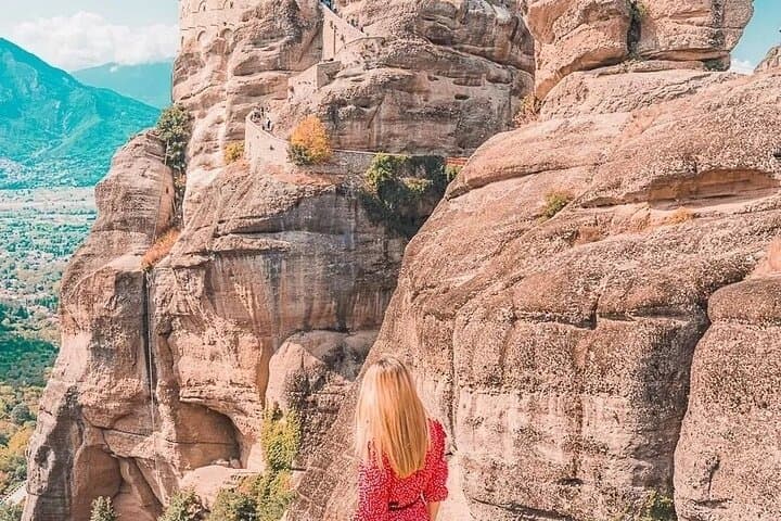 Athens to Meteora monasteries & 130,000bc cave hidden gem, prive