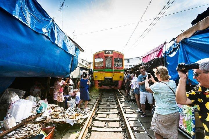 バンコクから水上マーケット&ボートで行く鉄道マーケット