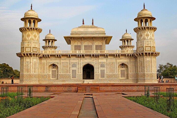 Private Cultural Taj Mahal Tour by Gatimaan Express Train