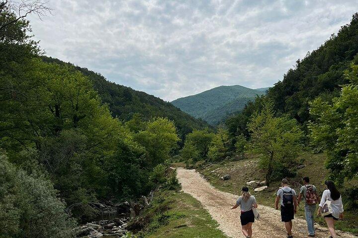 Cascades et coulées de vin - Visite de la cascade de Bogova et de la cave d'Alpeta