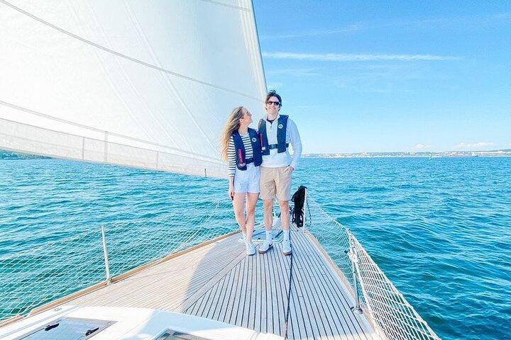 ハリファックス港でセーリングする JFarwell アドベンチャー ヨット