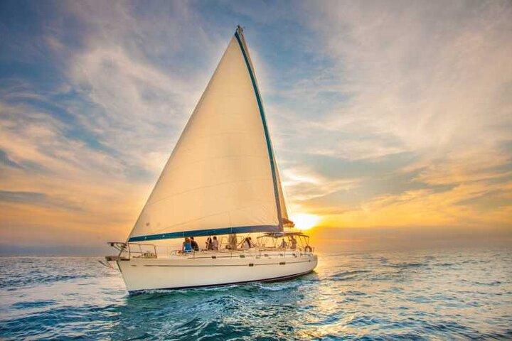 Luksus sejlbådstur ved solnedgang i Los Cabos + Snacks + Premium drinks
