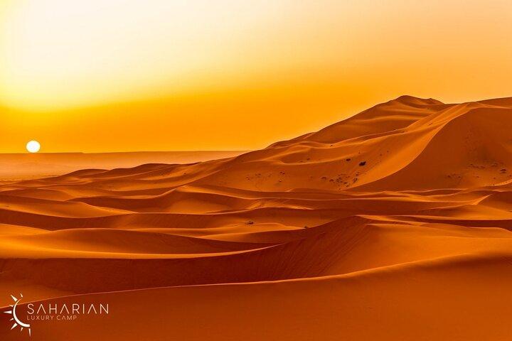 Noche mágica en Saharian Luxury Camp en Merzouga y Camel Trek