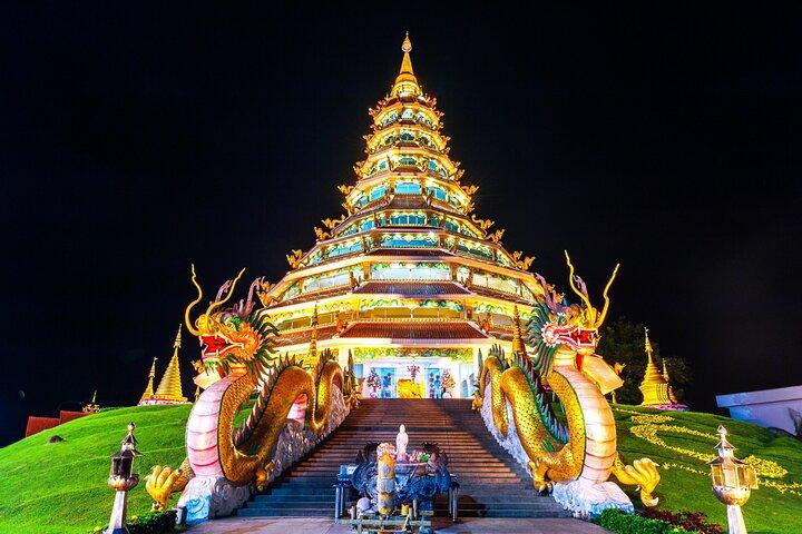 夜のチェンライ:信じられないほどの寺院、市場、北部のディナー
