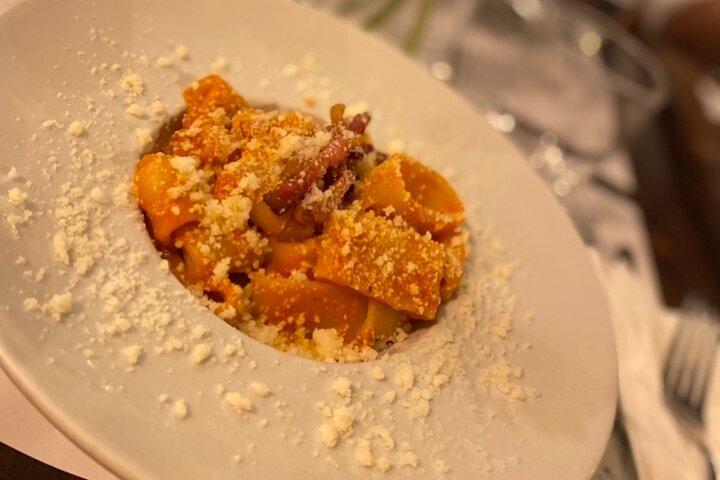 Deliciosa cena romana después de la jugosa historia romana