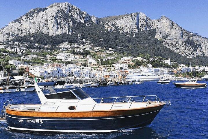 3 hours Comfortable Capri Private Tour by Boat