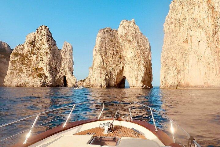 3 hours Comfortable Capri Private Tour by Boat