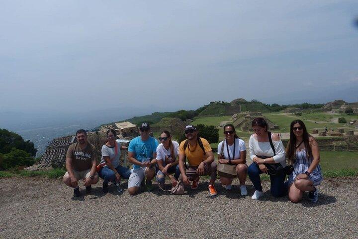 Tour privato della famiglia per visitare Monte Albán, Alebrijes e Barro Negro