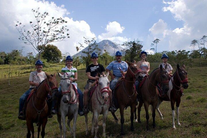 Ridning omkring Arenal Volcano base