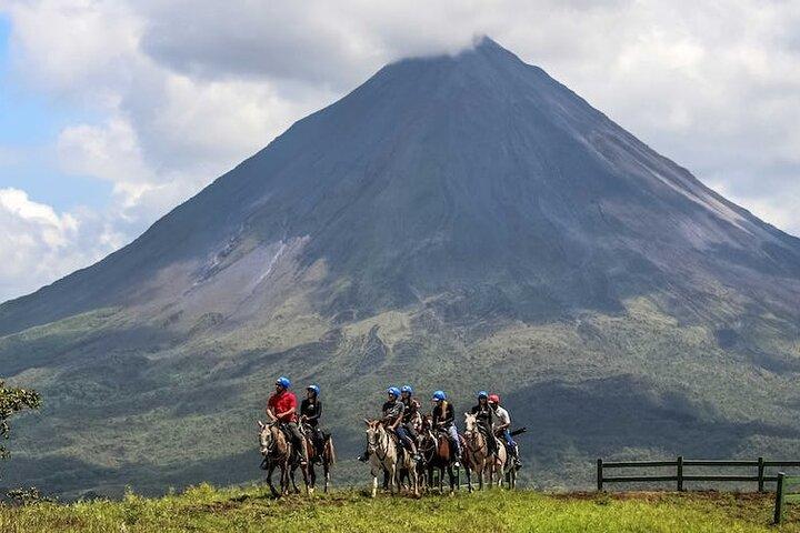 Ridning omkring Arenal Volcano base