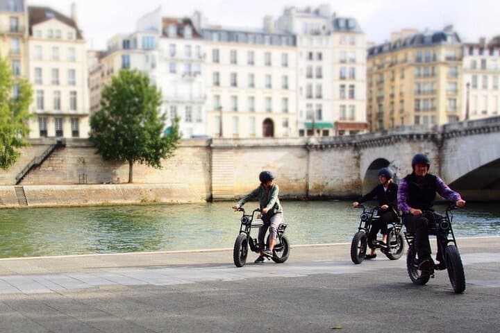 Private Paris electric bike ride with video