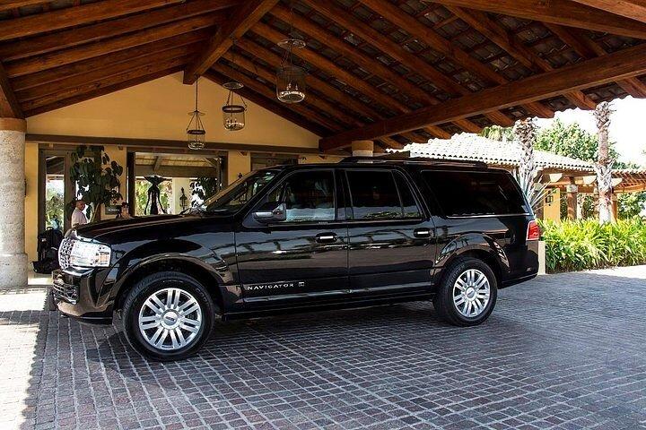 Trasferimento privato di andata e ritorno dall'aeroporto di Puerto Vallarta all'hotel in un veicolo di lusso