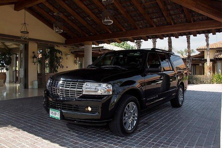 Trasferimento privato di andata e ritorno dall'aeroporto di Puerto Vallarta all'hotel in un veicolo di lusso