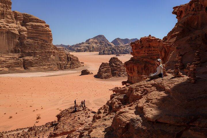 Wadi Rom: Explorer 5-timmars Jeep Tour PASS + Beduintält + måltid