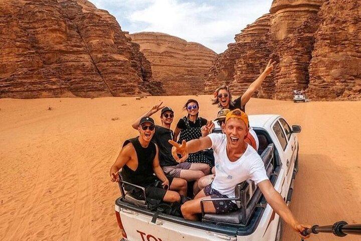Tour in jeep di un'intera giornata con pernottamento al campo beduino