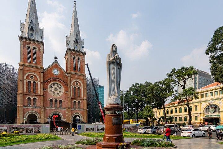 Halbtägige Ho-Chi-Minh-Stadttour mit dem Jeep Entdecken Sie das Beste von Saigon