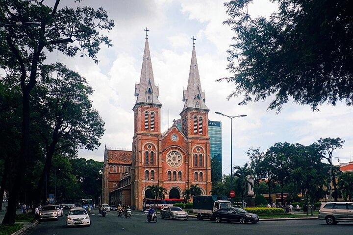 Tour in jeep di Saigon by Night: scopri il fascino coloniale francese