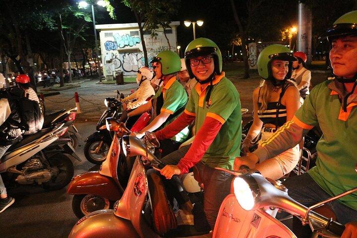 Excursão gastronômica de rua em Hoi An Vespa à noite