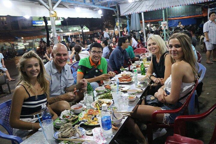 Excursão gastronômica de rua em Hoi An Vespa à noite