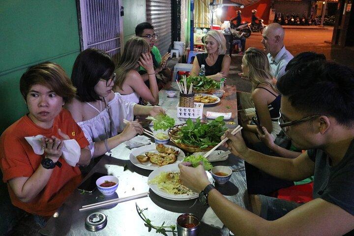 Excursão gastronômica de rua em Hoi An Vespa à noite
