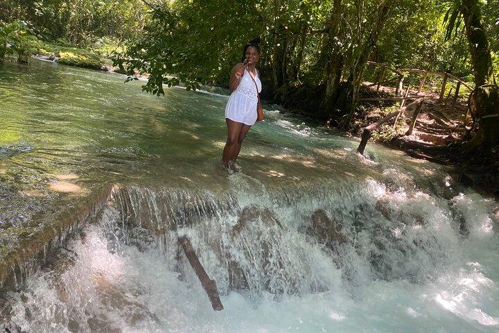 Dunns River Falls e Blue Hole Secret Falls Combinam Excursão de Montego Bay