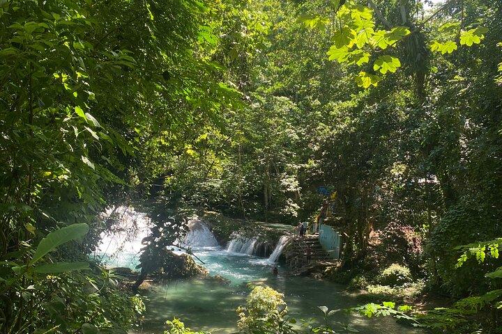 Dunns River Falls e Blue Hole Secret Falls Combinam Excursão de Montego Bay