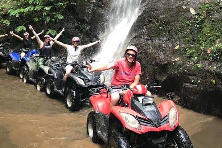 Bali ATV Quad Bike a través del túnel, cascada, rafting