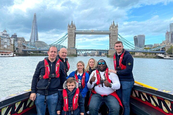 Schnellboot „THAMES BEAST“ vom Tower Millennium Pier – 40 Minuten