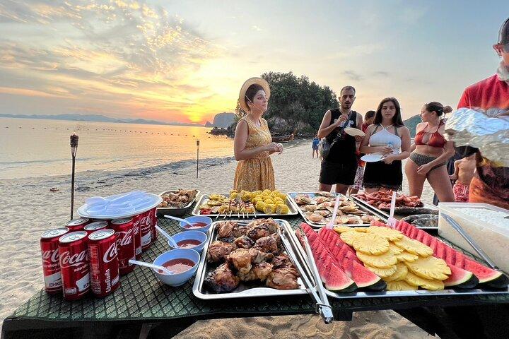 Tour di snorkeling e tramonto delle isole Krabi Hong in Longtail Boat