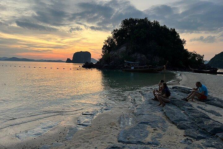Tour di snorkeling e tramonto delle isole Krabi Hong in Longtail Boat