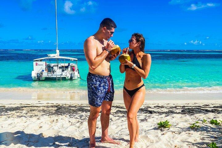 Snorkeling e nuoto in una crociera ai Caraibi con i catamarani Sharky