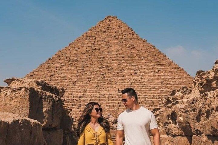 Pirâmides de escala, Museu Egípcio, Bazar Khan Khalili e show de som e luz