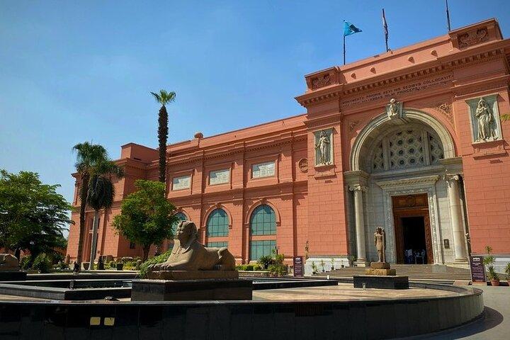 Pirâmides de escala, Museu Egípcio, Bazar Khan Khalili e show de som e luz