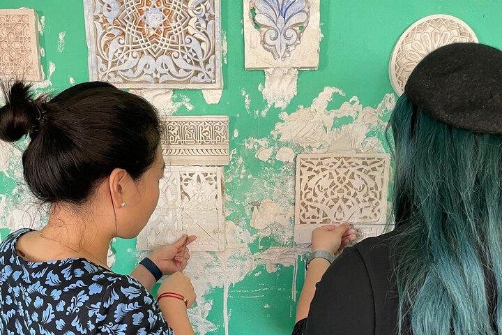 Marockansk gipsskulpturverkstad i Fès
