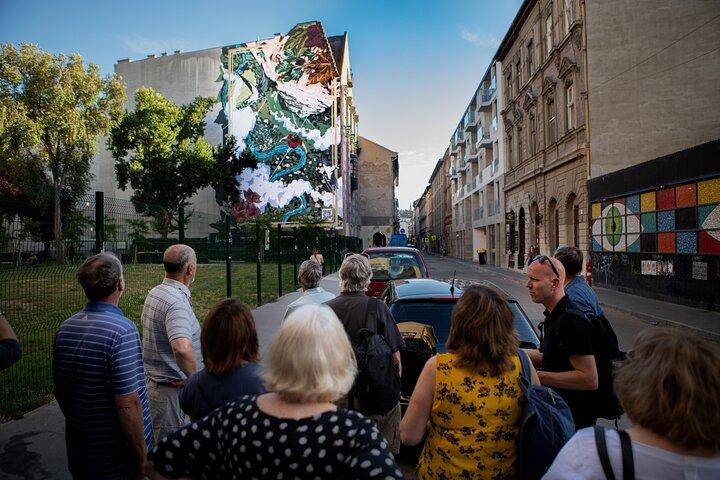 Arte urbana de Budapeste - tour de arte de rua com uma bebida em um bar em ruínas