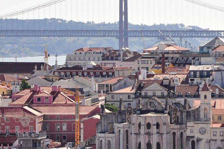 Half-Day Private History and Fun Guided Tour in Lisbon with Pick Up