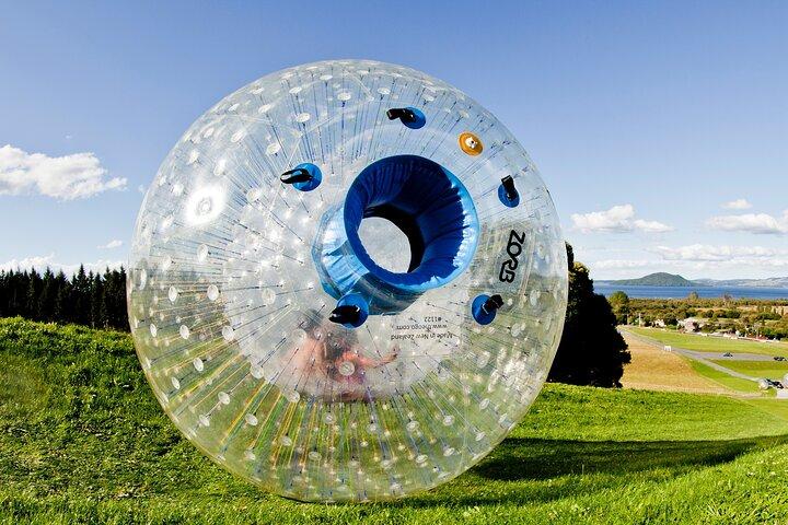 Zorb Aufblasbare Ballfahrt vom Mount Ngongotaha in Neuseeland
