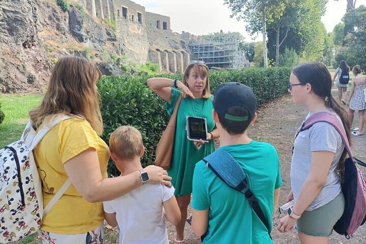 Private Full-Day Pompeii and Vesuvius Volcano Tour for Families