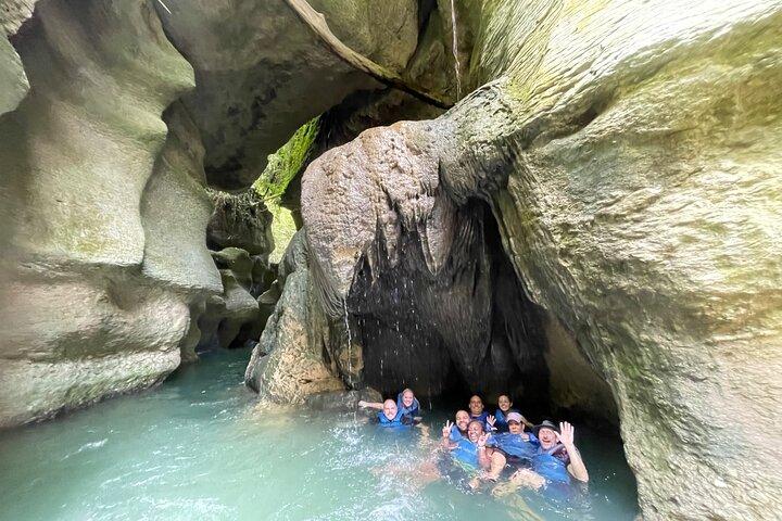 Cavernas do Rio Arenales, Cataratas e Floresta Tropical